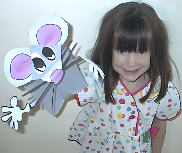 photo of the finished mouse paper bag puppet